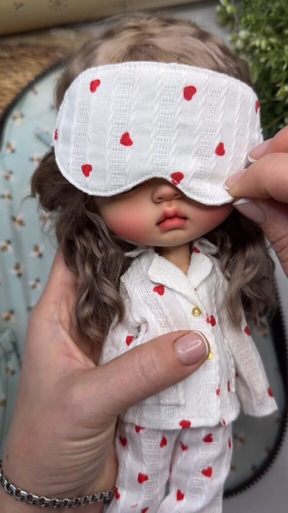 Doll Pajama Set with Sleep Mask & Travel Carrying Case | Cute Bee Print Pajamas Outfit for Collectible Art Dolls - Photo 4